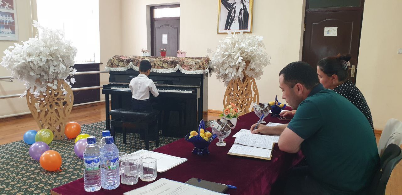 Sherobod tumani 8-son bolalar musiqa va san’at maktabida sinfdan sinfga o‘tish imtihonlari bo‘lib o‘tmoqda