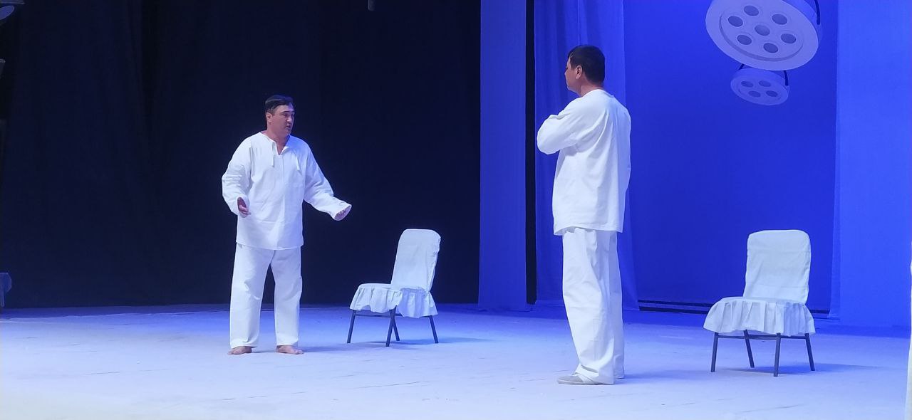 🎭 "Egizaklar" spektakli teatr Badiiy kengashi ko‘rigidan o‘tkazildi.