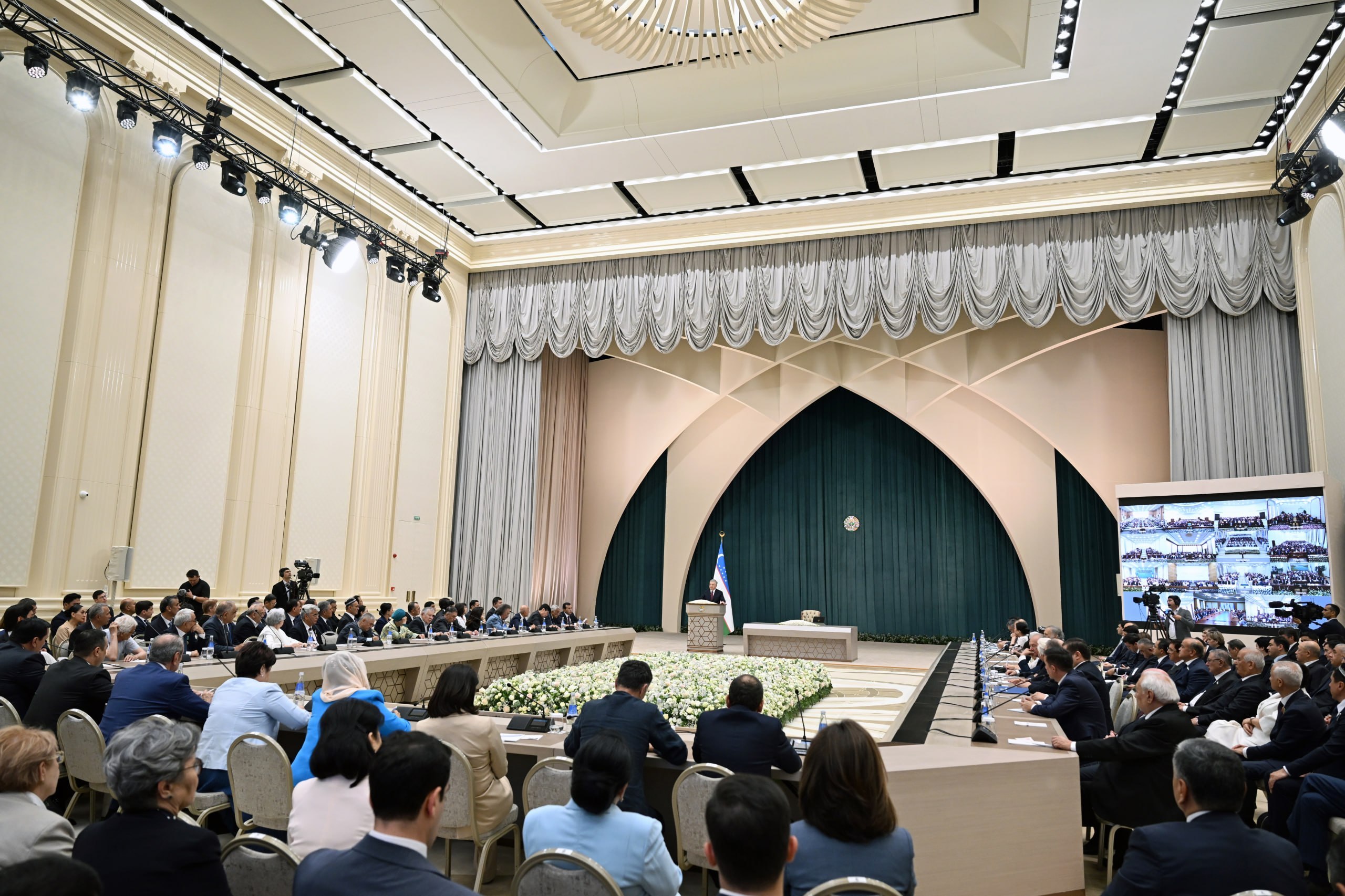 Aholining madaniyat va san’atga qiziqishini oshirish, yoshlarda ijodga mehr uyg‘otish uchun san’atkor va muxlis o‘rtasida jonli muloqotni kuchaytirish zarurligi qayd etildi